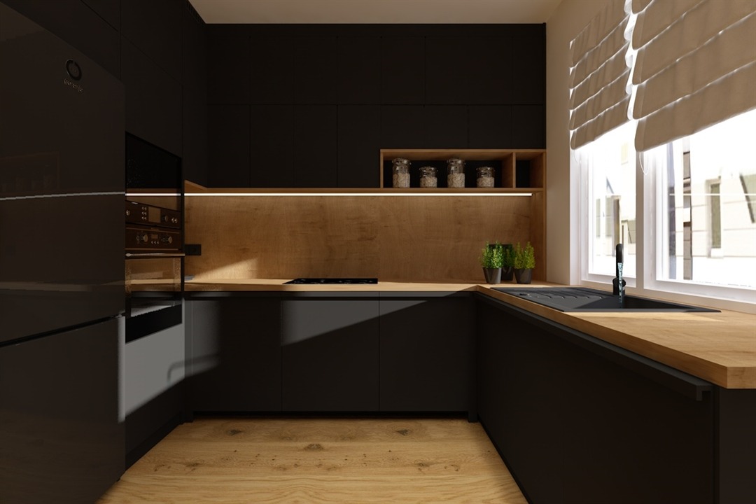 Nowoczesna kuchnia w czarnych matowych szafkach z drewnianym blatem i podłogą, oświetlenie LED pod szafkami wiszącymi, okno z roletami rzymskimi w tle.