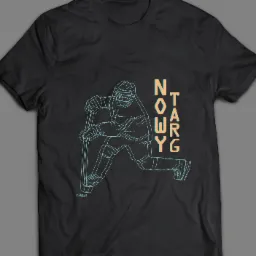 Czarna koszulka z graficznym nadrukiem hokeisty i napisem 'NOTARYG' w pionie, w odcieniach błękitu i pomarańczu. Minimalistyczny design na tle szarego podłoża.