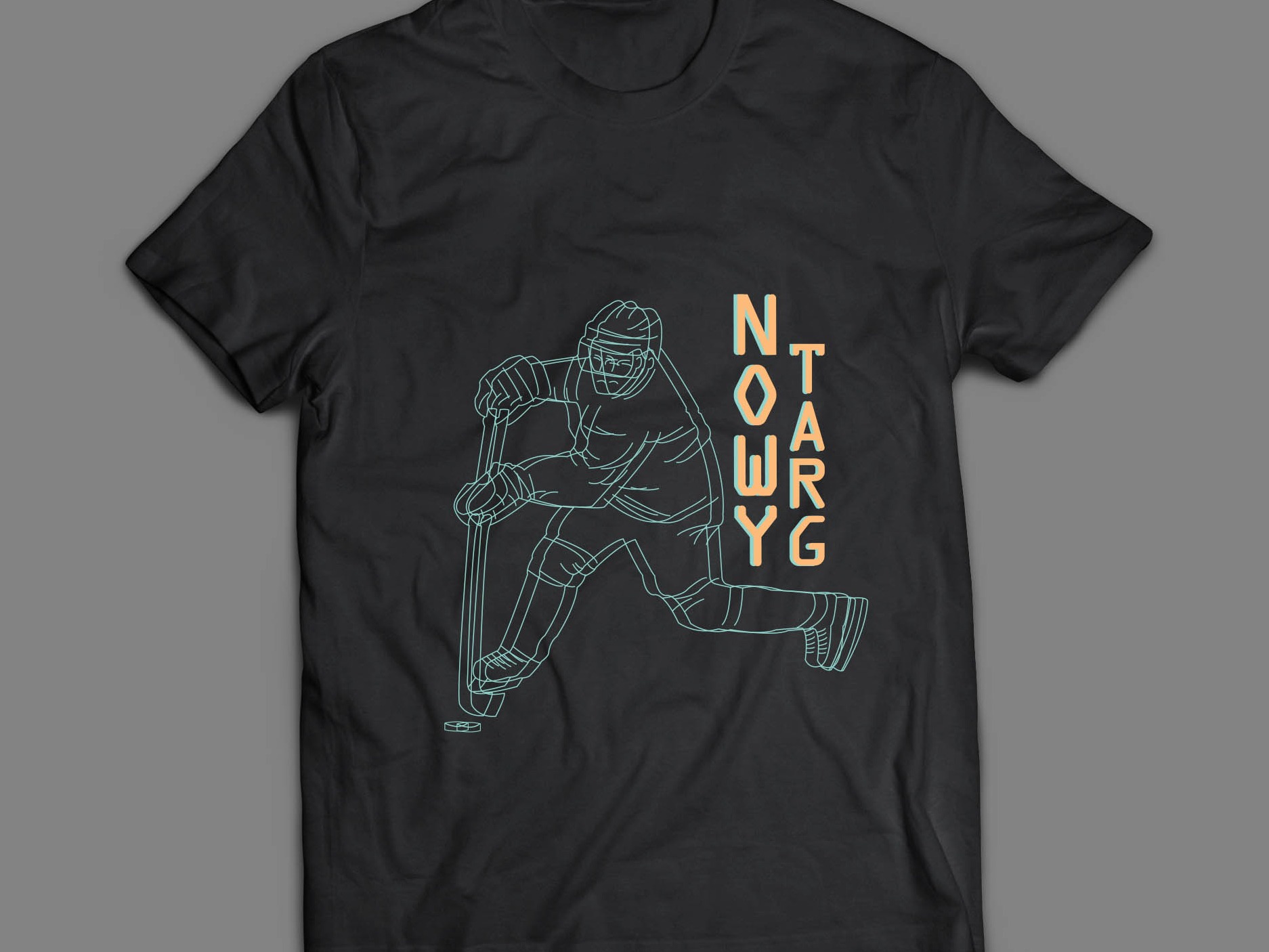 Czarna koszulka z graficznym nadrukiem hokeisty i napisem 'NOTARYG' w pionie, w odcieniach błękitu i pomarańczu. Minimalistyczny design na tle szarego podłoża.