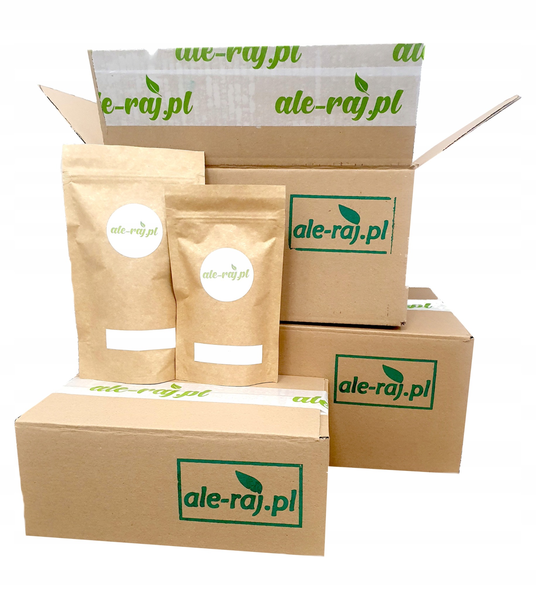 Stos kartonowych pudeł i papierowych toreb z nadrukowanym logo firmy, gotowe do wysyłki.