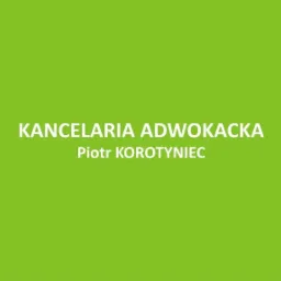 Logo kancelarii prawnej Piotr Korotyniec na jednolitym zielonym tle.