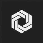 Stylizowany, geometryczny logotyp w kształcie sześcioboku z wewnętrznymi strzałkami, na jednolitym, ciemnym tle.