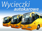 Trzy żółte autokary ustawione w rzędzie na tle błękitnego nieba z napisem 'Wycieczki autokarowe' w górnej części kadru.