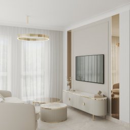 MP ARCHITEKTURA WNĘTRZ PAULINA TRACZ - Jasne wnętrze salonu z beżową sofą, okrągłymi stolikami kawowymi z elementami złota, szafką RTV z dekoracyjnymi żłobieniami i złotymi nóżkami oraz okrągłą lampą sufitową, wszystko utrzymane...