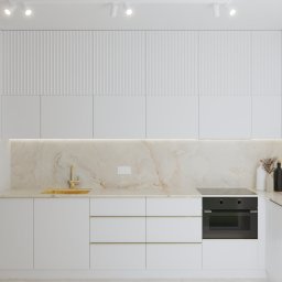 MP ARCHITEKTURA WNĘTRZ PAULINA TRACZ - Minimalistyczna, biała kuchnia z marmurowym blatem, złotą armaturą i oświetleniem punktowym, prezentująca nowoczesny design.
