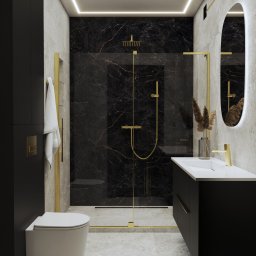 MP ARCHITEKTURA WNĘTRZ PAULINA TRACZ - Nowoczesna łazienka z czarnymi marmurowymi ścianami, złotymi akcentami w armaturze i oświetleniu LED, kabina prysznicowa typu walk-in, wisząca toaleta i umywalka z szafką w kolorze czarnym.