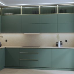 MP ARCHITEKTURA WNĘTRZ PAULINA TRACZ - Nowoczesna kuchnia z zielonymi frontami szafek, złotymi detalami i drewnianym blatem, oświetlona ledowym światłem pod szafkami wiszącymi i w górnej części szafek.