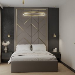 MP ARCHITEKTURA WNĘTRZ PAULINA TRACZ - Nowoczesna sypialnia w stonowanych kolorach z podświetlanym panelem dekoracyjnym za łóżkiem, okrągła lampa wisząca i ciemne szafki nocne z dekoracjami.
