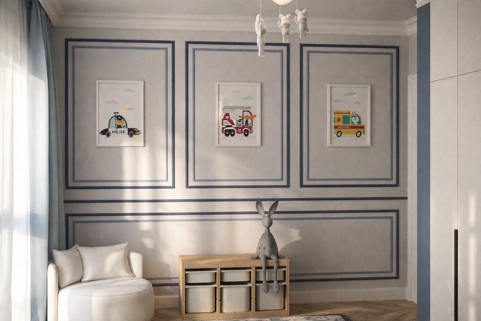 Pokój dziecięcy w stylu klasycznym: biały fotel, drewniana komoda z zabawkami, ściana z dekoracyjnymi ramami i obrazkami pojazdów ratunkowych.