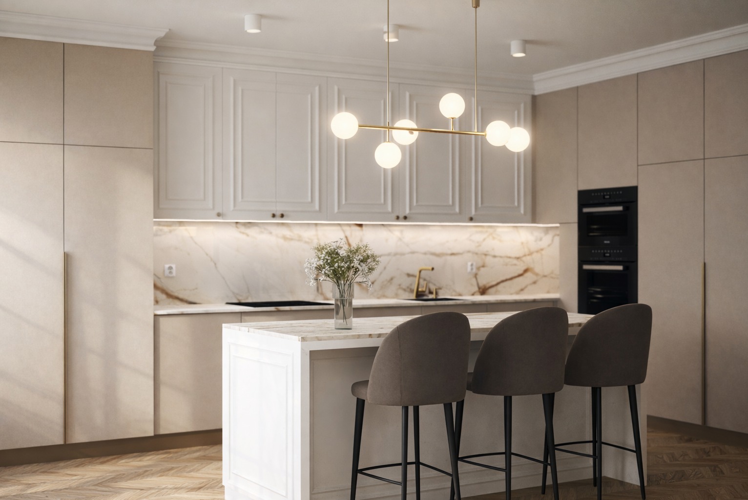 Elegancka kuchnia w beżach i bieli z marmurowym blatem, oświetlona nowoczesną lampą. Trzy krzesła barowe przy wyspie. Parkiet w jodełkę. Minimalistyczny design.