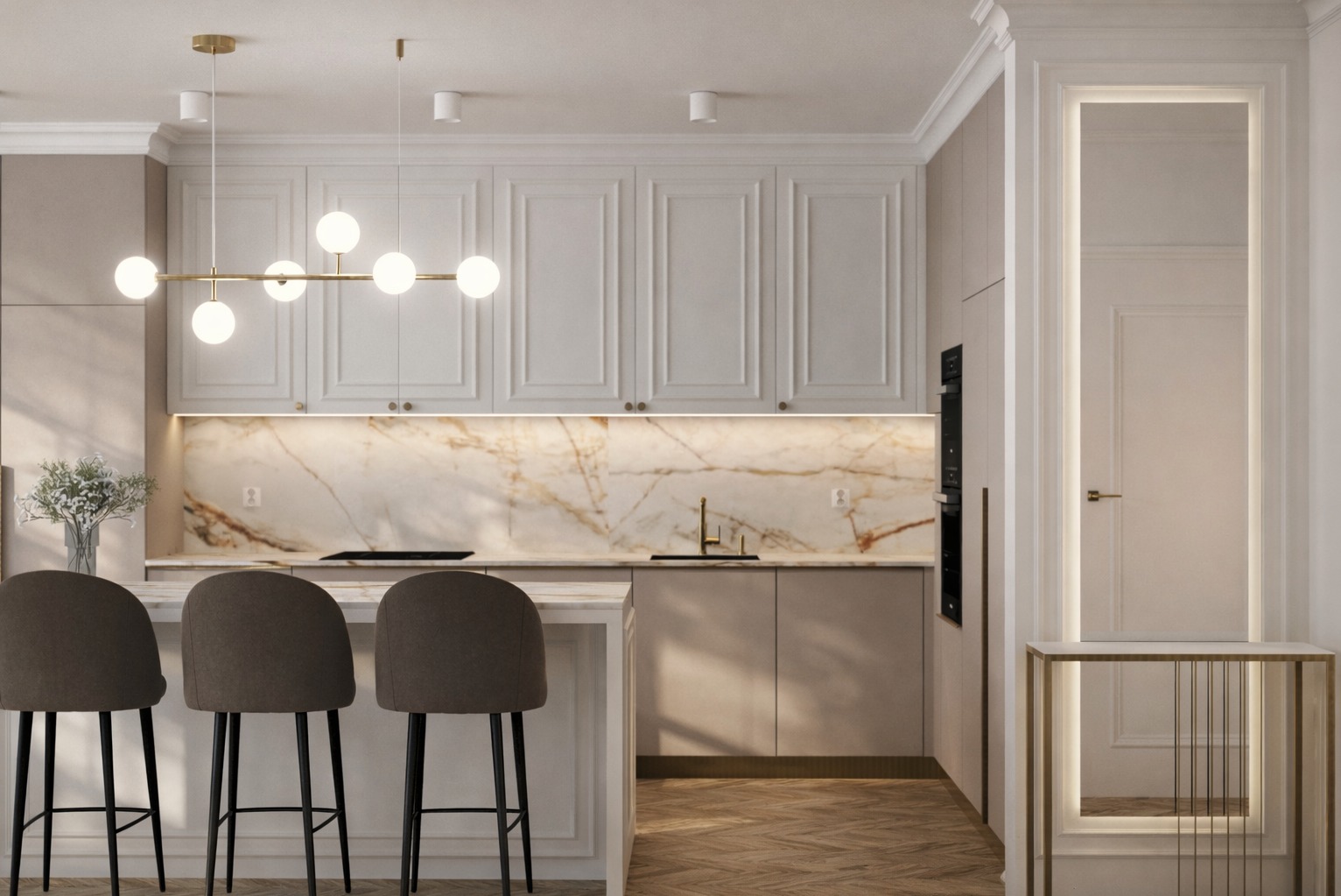 Elegancka kuchnia w odcieniach beżu i bieli z marmurowym backsplash'em, oświetlona nowoczesną lampą wiszącą i trzema hokerami przy wyspie.