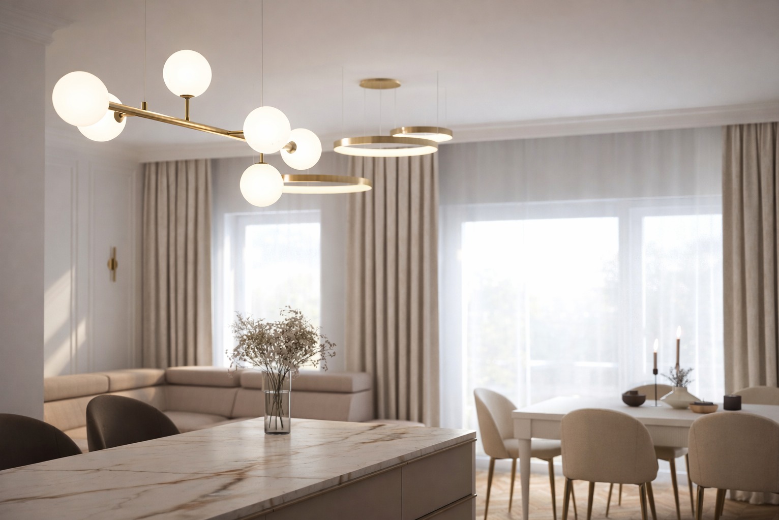Jasne wnętrze jadalni z marmurowym blatem, nowoczesnym oświetleniem kulistym i okrągłymi lampami. Beżowa sofa i zasłony dopełniają aranżację.