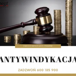 Drewniany młotek sędziowski na podstawie, obok stosy złotych monet symbolizujące wzrost finansowy, ciemne tło.