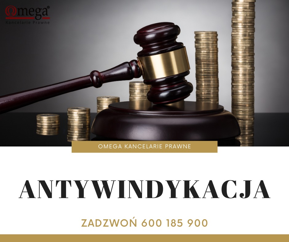 Drewniany młotek sędziowski na podstawie, obok stosy złotych monet symbolizujące wzrost finansowy, ciemne tło.