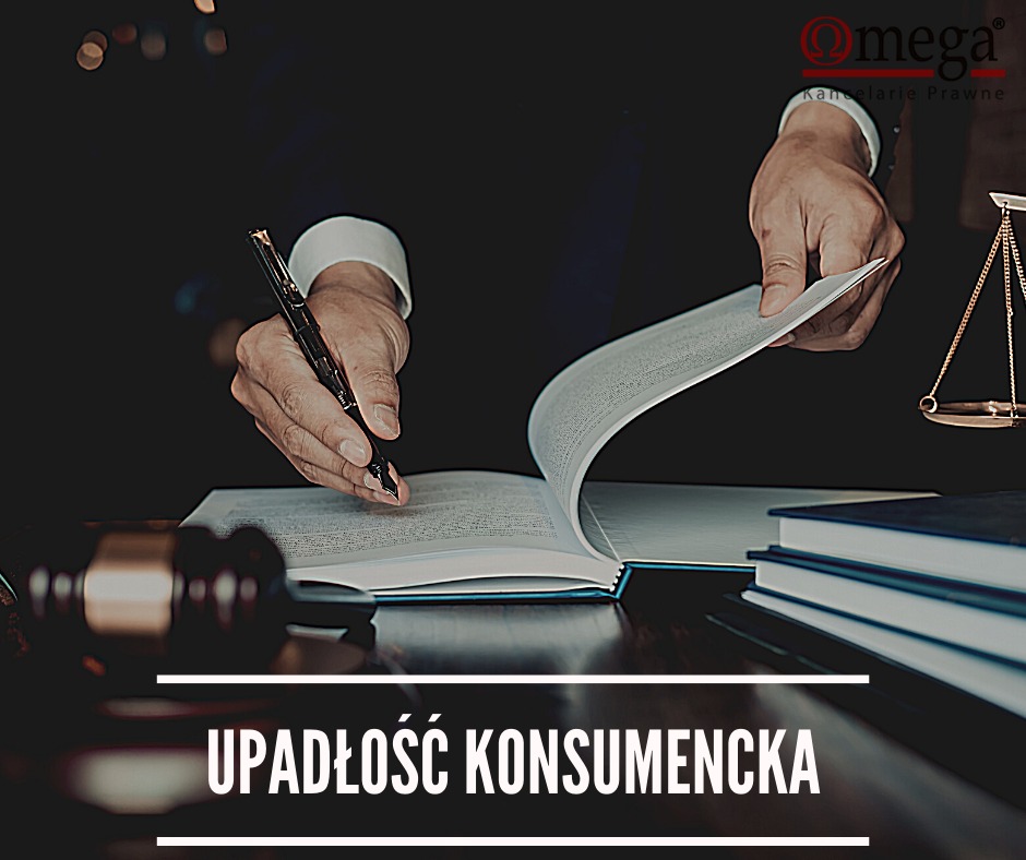 Dłoń prawnika podpisująca dokument piórem wiecznym, w tle waga sprawiedliwości i kodeksy, na pierwszym planie napis: Upadłość konsumencka.