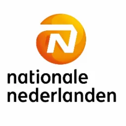 Logo Nationale Nederlanden z białą literą N w pomarańczowym okręgu, poniżej nazwa firmy w kolorze czarnym na białym tle.