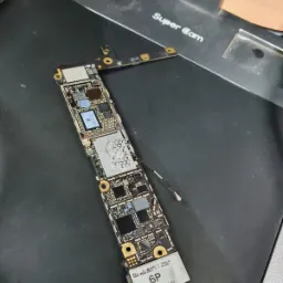 Płyta główna iPhone 6P pod mikroskopem Super Cam, widoczne liczne komponenty i ślady napraw.