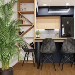 Nowoczesna kuchnia z drewnianymi szafkami, czarnymi krzesłami barowymi i regałem na wino, oświetlona wiszącą lampą LED.