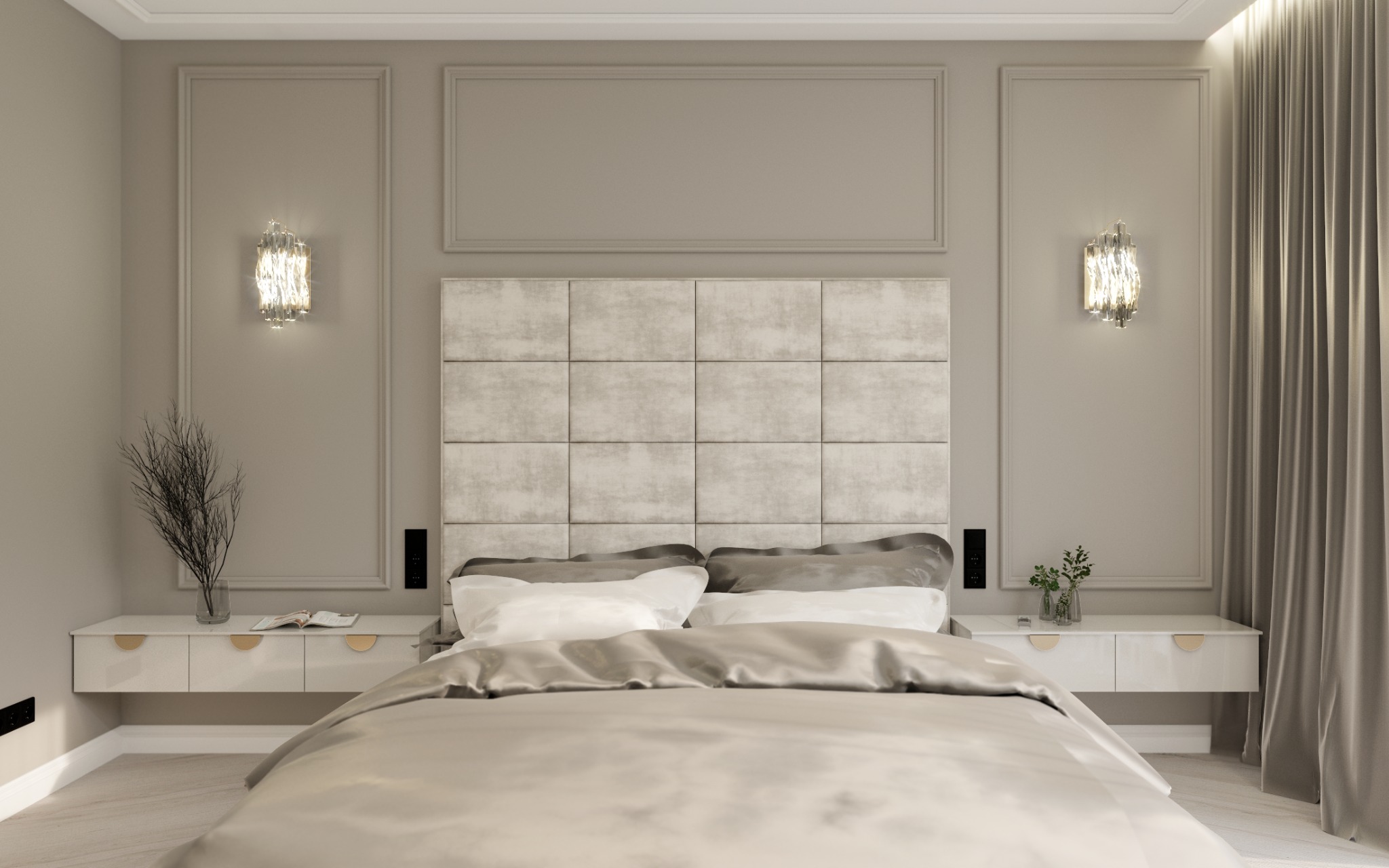 Elegancka sypialnia w odcieniach beżu z panelem tapicerowanym za łóżkiem, kryształowymi kinkietami i minimalistycznymi szafkami nocnymi z dekoracyjnymi uchwytami.