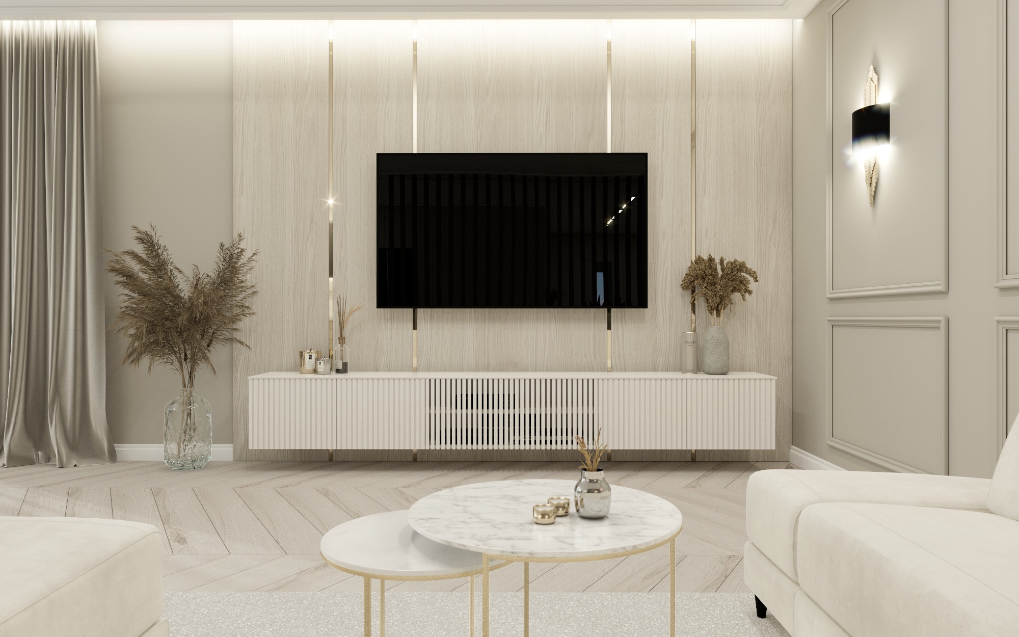 Elegancki salon w beżach: telewizor na ścianie z panelami, biała szafka RTV, marmurowy stolik kawowy, pampas w wazonie, drewniana podłoga w jodełkę.