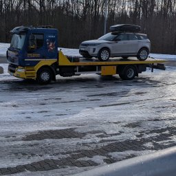 ADEX Tarnów zimowa pomoc na trasie. Auto z boxem na dachu, śliska droga, a my dowozimy je bezpiecznie tam, gdzie trzeba