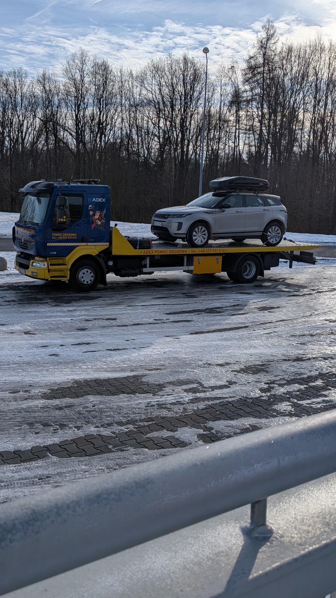 ADEX Tarnów zimowa pomoc na trasie. Auto z boxem na dachu, śliska droga, a my dowozimy je bezpiecznie tam, gdzie trzeba