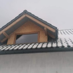 Obróbka blacharska dachu wraz z ociepleniem i montażem podbitki 