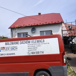 Complex-Dach Dawid Dębski - Czerwony bus firmy z Bachowic z reklamą usług malowania dachów i elewacji na tle domu z czerwonym dachem, gdzie ekipa pracuje na rusztowaniu i drabinie.