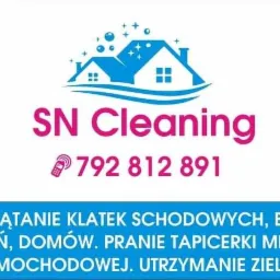 Logo firmy SN Cleaning z niebieskimi domami i fioletowym napisem, numer telefonu i lista usług: sprzątanie klatek schodowych, biur, mieszkań, domów, pranie tapicerki meblowej i samochodowej...