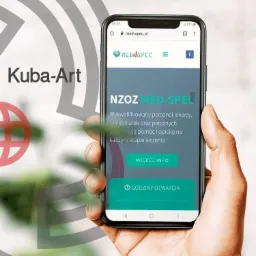 Smartfon trzymany w dłoni wyświetla stronę internetową med-spec.pl z logo i informacjami o NZOZ MED-SPEC, widoczny napis 'Kuba-Art' w tle.