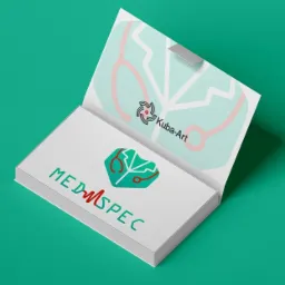 Otwarty, biały kartonik z logotypem firmy Medspec, prezentujący motyw medyczny z zielono-czerwonym sercem-mózgiem i stetoskopem, oraz logo Kuba-Art na tle schematycznego białego fartucha...