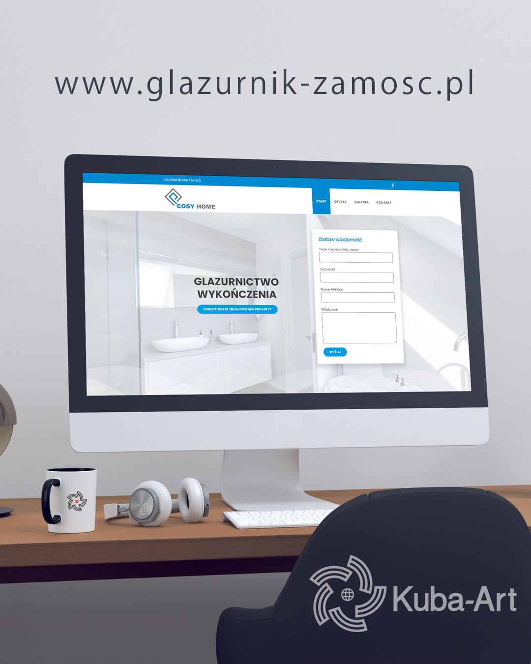 Monitor wyświetla stronę internetową firmy glazurniczej 'Glazurnik-Zamość', z widoczną wizualizacją łazienki, obok słuchawki i kubek z logo firmy na biurku, w tle krzesło z logo 'Kuba-Art'.