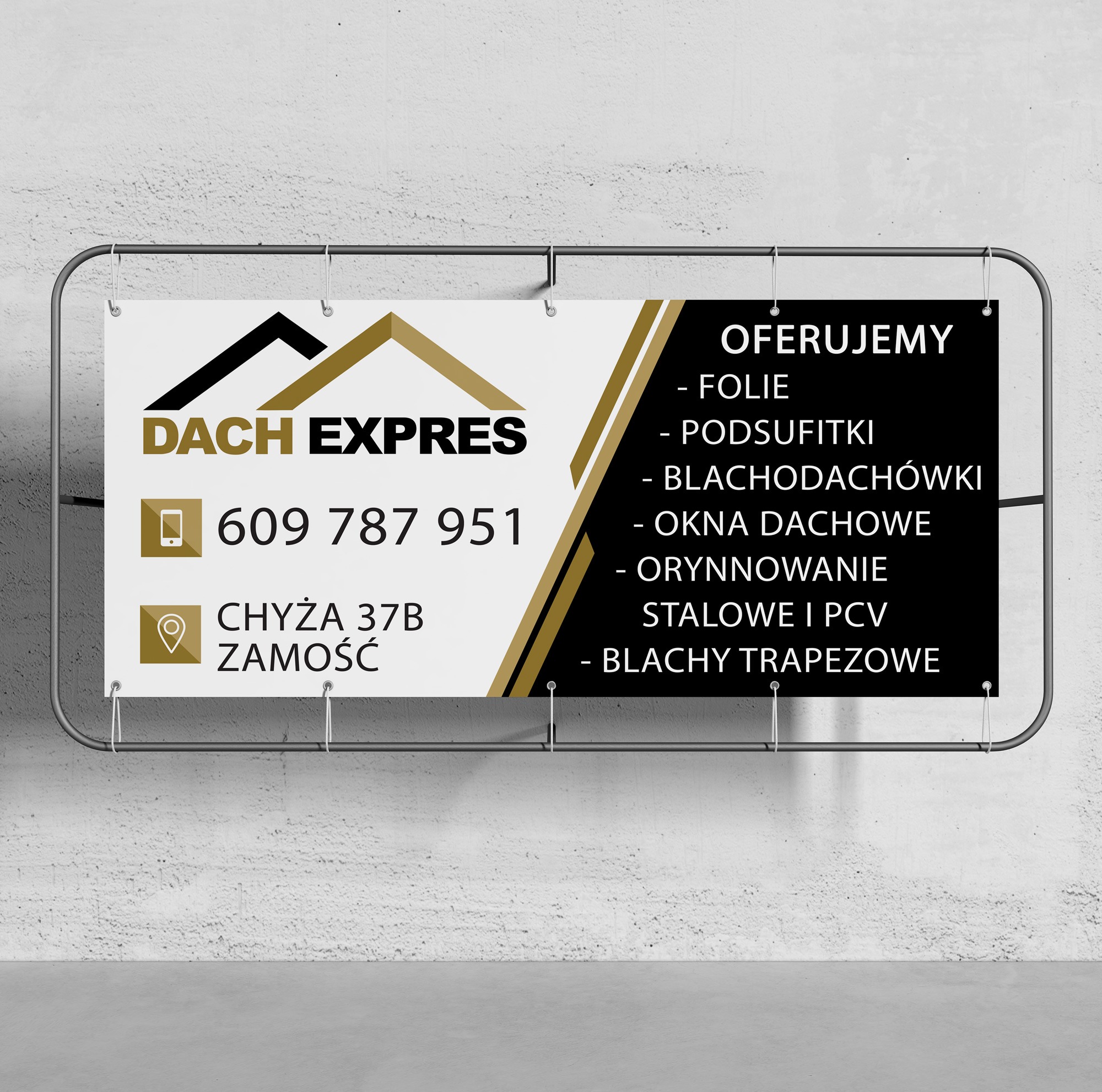 Baner reklamowy firmy Dach Expres z Zamościa, oferującej folie, podsufitki, blachodachówki, okna dachowe, orynnowanie, stalowe i PCV oraz blachy trapezowe, umieszczony na metalowym stelażu na tle...