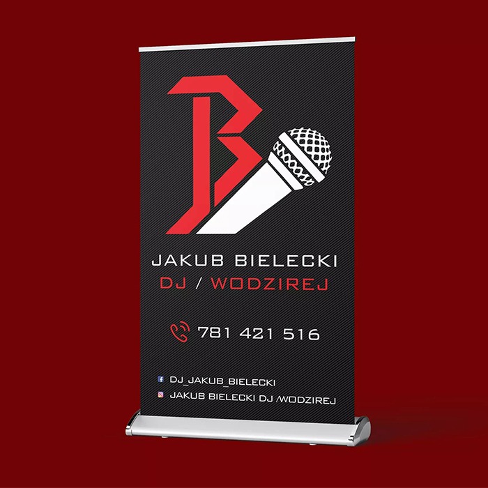 Roll-up reklamowy z logo firmy DJ Jakub Bielecki, zawierający stylizowaną literę B połączoną z mikrofonem na ciemnoszarym tle z numerem telefonu i danymi kontaktowymi do mediów społecznościowych.