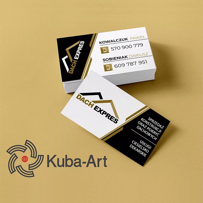 Stos wizytówek firmy Dach Expres na beżowym tle, z widocznym logo Kuba-Art w lewym dolnym rogu.