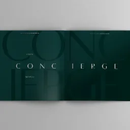 Rozkładówka katalogu z ciemnozielonym tłem i białym napisem 'Concierge Services' w eleganckiej typografii.
