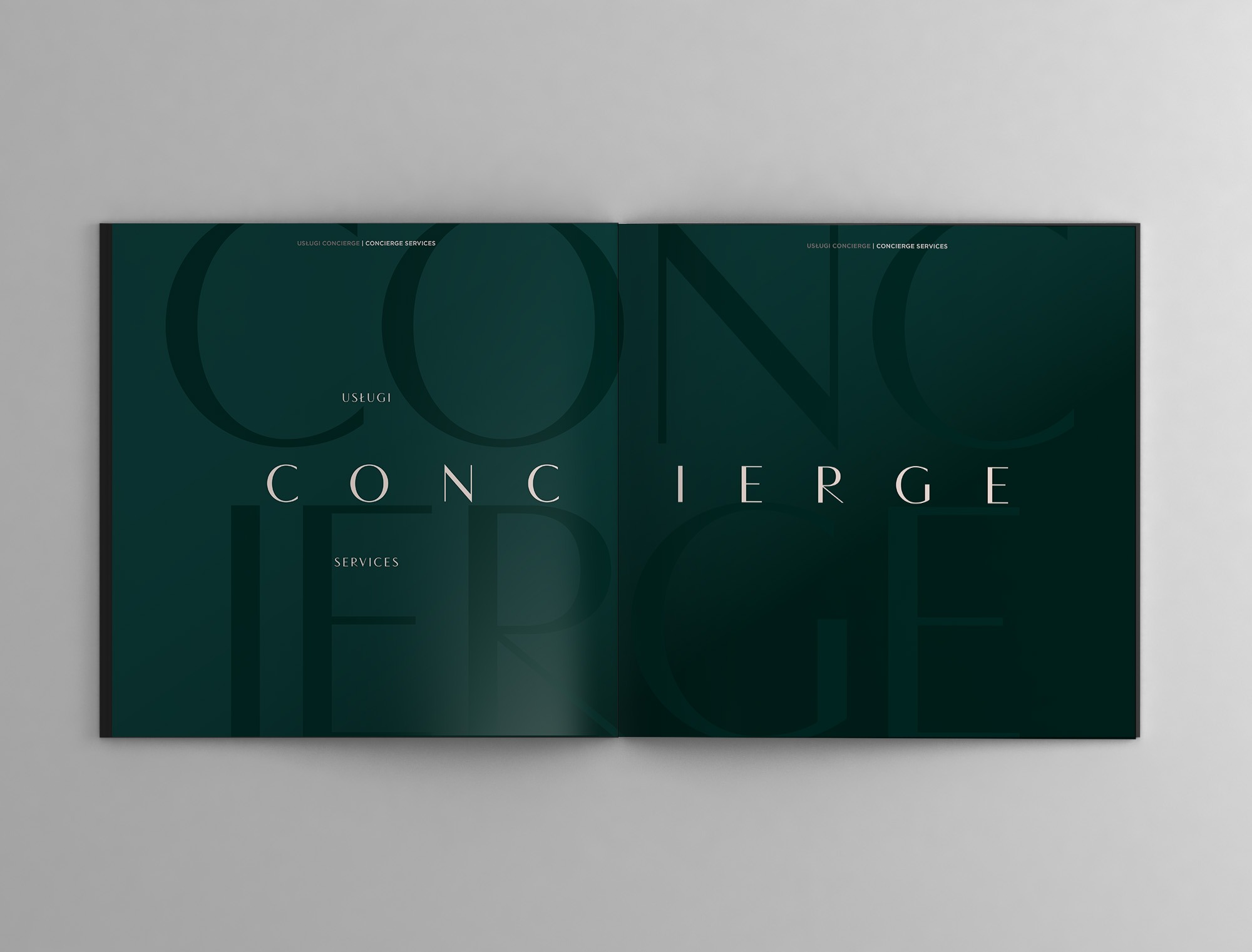 Rozkładówka katalogu z ciemnozielonym tłem i białym napisem 'Concierge Services' w eleganckiej typografii.