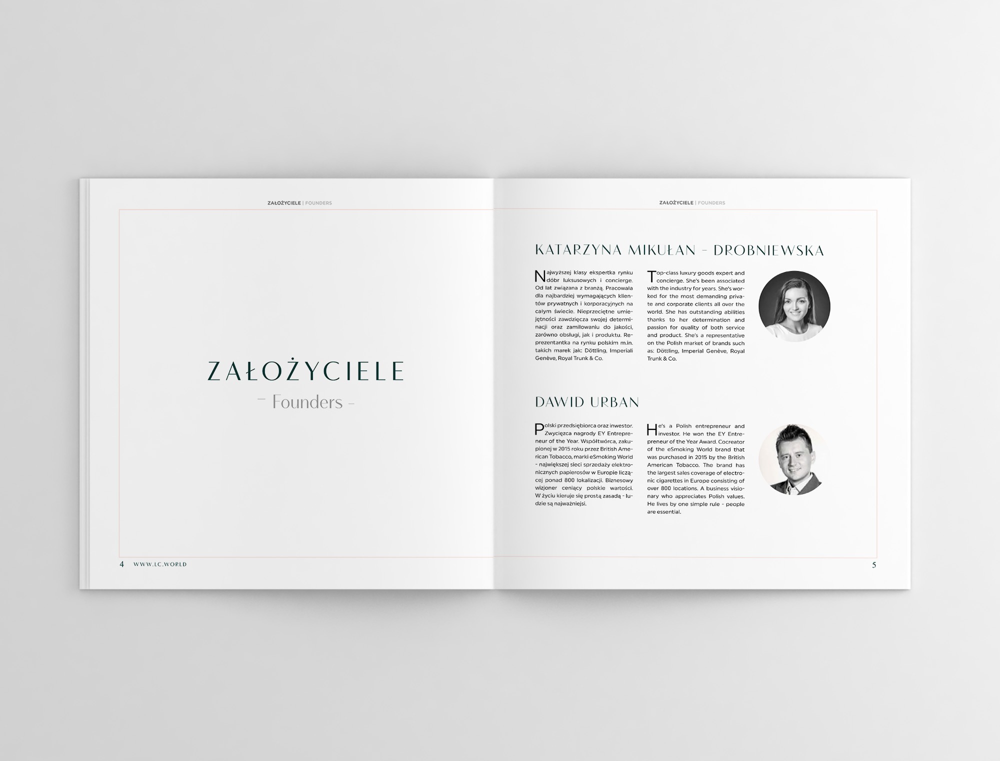 Rozkładówka katalogu drukowanego z profilami założycieli firmy, zawierająca zdjęcia portretowe i opisy tekstowe na białym tle.