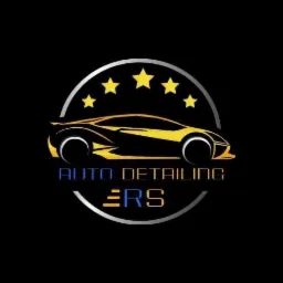 Graficzne logo firmy Auto Detailing ERS z sylwetką sportowego samochodu w kolorze żółtym, otoczone srebrnym okręgiem z pięcioma gwiazdami na czarnym tle.