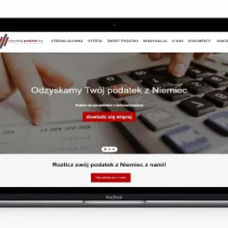 Ekran laptopa MacBook wyświetlający stronę internetową 'odzyskaj podatek eu' z motywem kalkulatora w tle i hasłem 'Odzyskamy Twój podatek z Niemiec'.