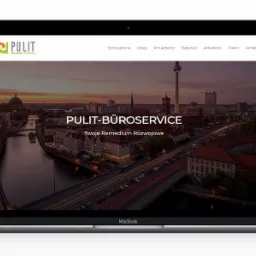 Ekran laptopa MacBook prezentujący stronę internetową firmy Pulit-Büroservice z widokiem na panoramę Berlina o zmierzchu w tle nagłówka.