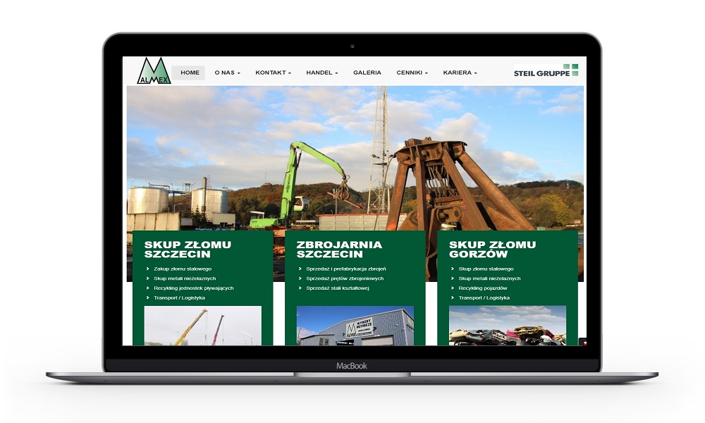 Ekran laptopa prezentujący stronę internetową firmy zajmującej się skupem złomu i zbrojarnią, z widocznymi elementami krajobrazu przemysłowego w tle.