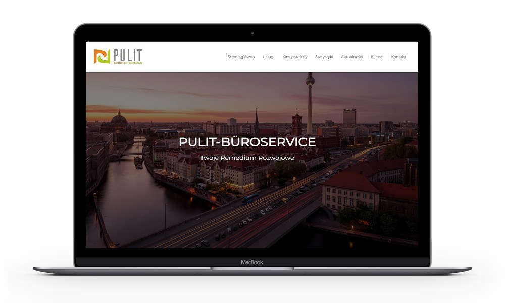 Ekran laptopa MacBook prezentujący stronę internetową firmy Pulit-Büroservice z widokiem na panoramę Berlina o zmierzchu w tle nagłówka.