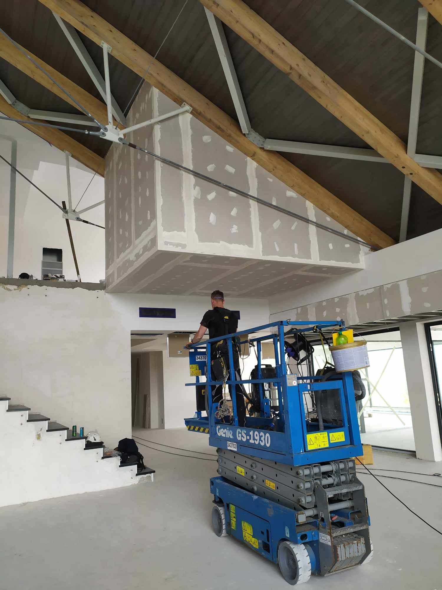 Szlifowanie oscylacją + malowanie belek