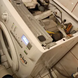 Otwarta pralka automatyczna z widocznymi elementami wewnętrznymi, panel sterowania z wyświetlaczem LCD pokazującym czas, model 6kg Extra Slim.