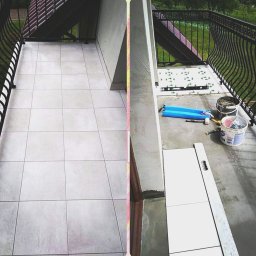 Remonty i Wykończenia Adam Światłoń - Połowa balkonu z ułożonymi jasnoszarymi płytkami, druga połowa w trakcie układania z widocznymi narzędziami: poziomica, wiadro z zaprawą, krzyżyki dystansowe.