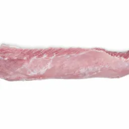Surowy, podłużny kawałek schabu wieprzowego bez kości, widoczny z bliska na jasnym tle.
