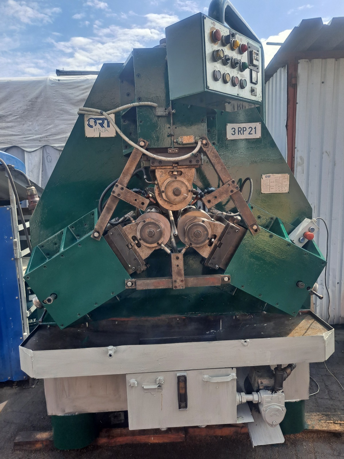 Zielona giętarka do rur z trzema rolkami, widoczny panel sterowania i tabliczka znamionowa 3 RP 21, z logo ORI ITALIA, na tle hali.