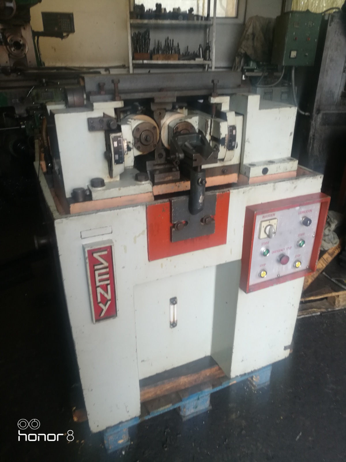 Używana, stacjonarna maszyna do obróbki metali marki VENZ z panelem sterowania i widocznymi narzędziami na półce w tle.