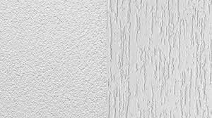 Dwa rodzaje białej, strukturalnej powierzchni ścian: po lewej drobny baranek, po prawej wyraźna struktura kornika.